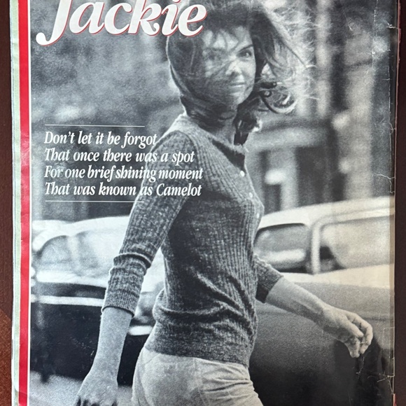 Ladies' Lot:  Two Jackie Kennedy Onassis Magazines and A Wedding Guide - Picture 8 of 13